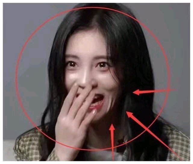 鞠婧祎被质疑整容成瘾?逗猫时不见脸,全是鼻子引发争议