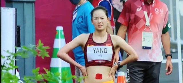 在女子20公里竞走比赛里,意大利选手在14公里后开始加速,杨家玉在追赶