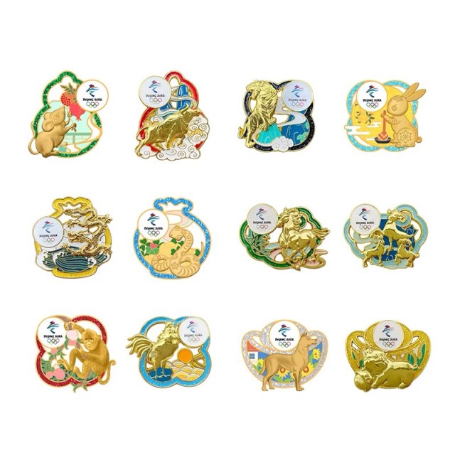 小熊猫最喜欢的要属"八仙祥瑞"这一套,每个仙人代表着一个冬奥项目